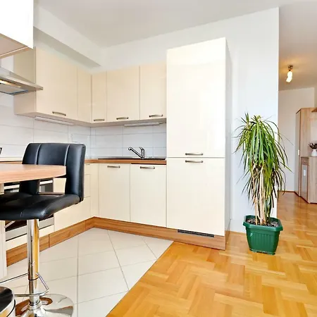 Dolac Apartment *